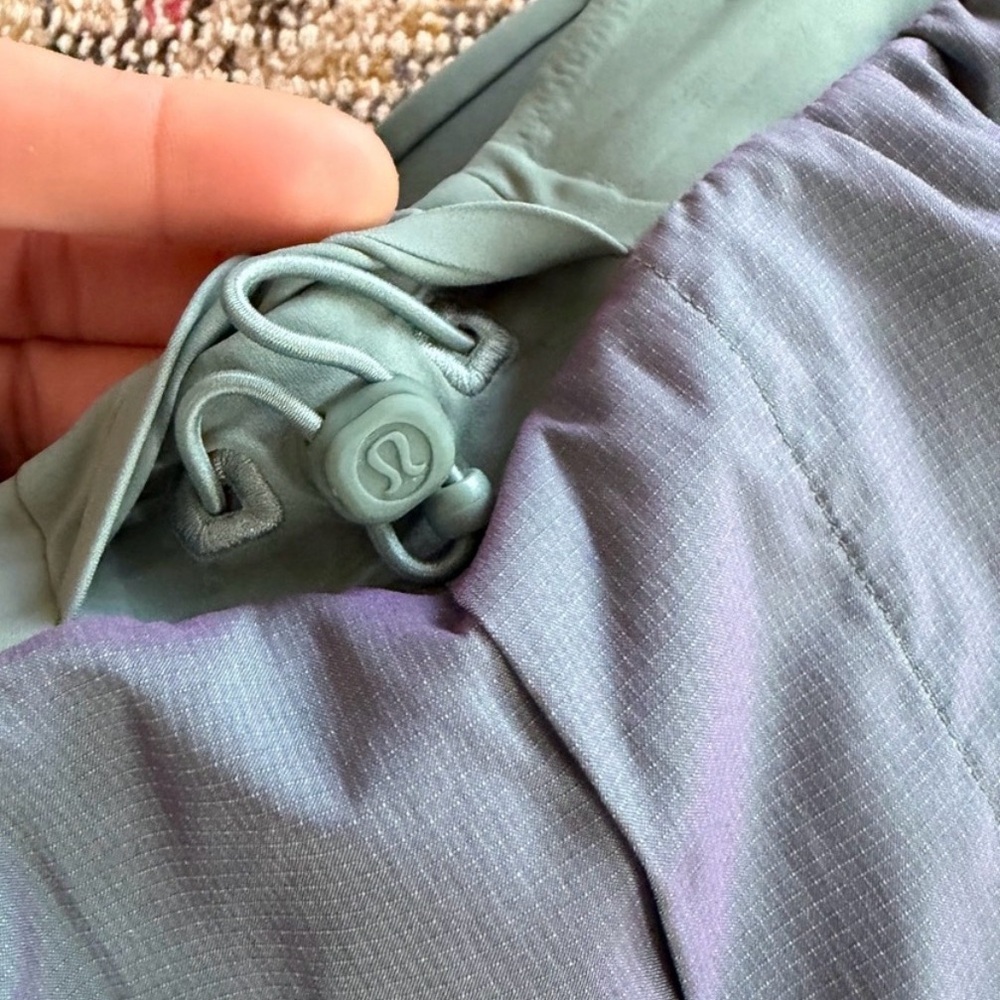 Iridescent lululemon short surge - 5 inch inseam linerless - Picture 3 of 3